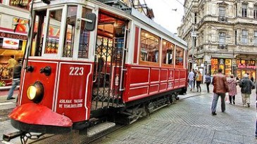 Beyoğlu İstiklal Caddesindeki Riskli Binalar Yıkılıyor