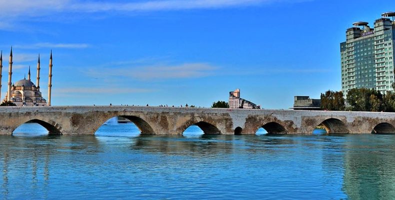 Adana Taşköprü Duvaryazıları Temizleniyor