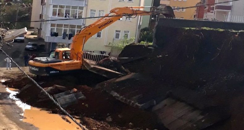 Trabzon Büyükliman İlkokulunun Duvarı Çöktü