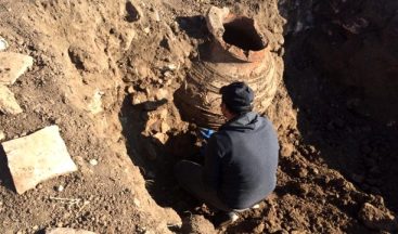 Tarlayı Sürerken Roma Döneminden Kalma Küp Buldu