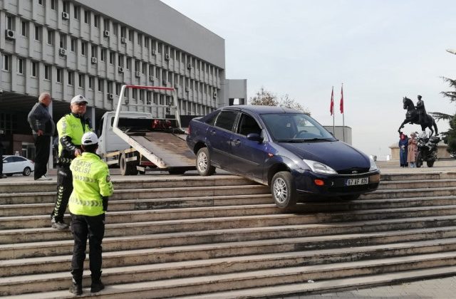 Valilik Merdiveninde Askıda Kaldı