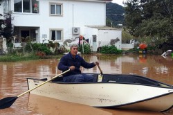 Datça’da Sel Nedeniyle Evine Kayıkla Gidiyor