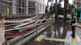 Antakya PTT Binasının Merdivenleri Çöktü