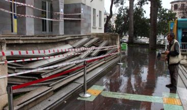 Antakya PTT Binasının Merdivenleri Çöktü