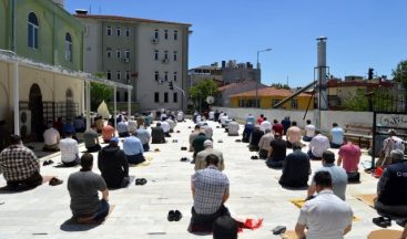 Besni’de Cuma Namazı Açık Alanlarda Kılındı