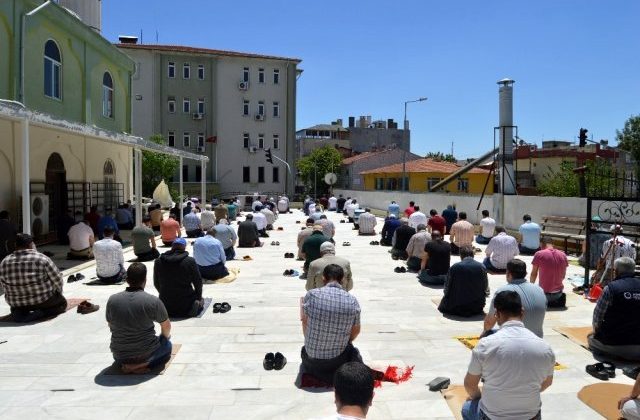 Besni’de Cuma Namazı Açık Alanlarda Kılındı