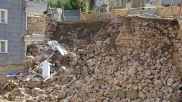 Tokat’ta İstinat Duvarları Binanın Üzerine Yıkıldı