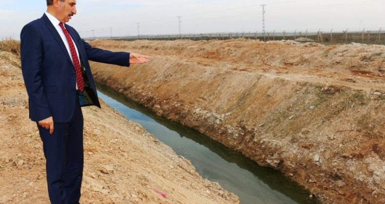 Akçakale’de Bataklık Halindeki Mahallede Tahliye Kanalı Açıldı