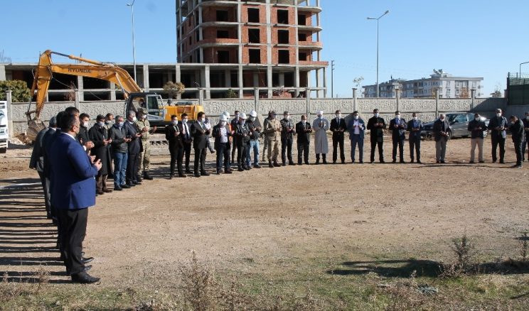 Midyat’ta hayırsever iş adamının yapacağı kütüphanenin ilk kazması vuruldu