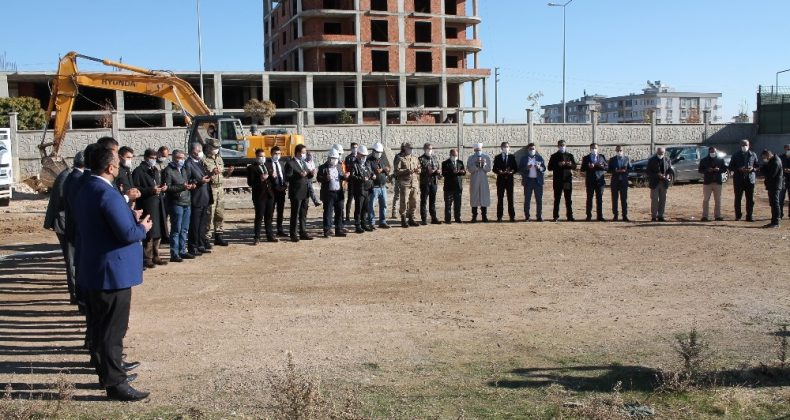 Midyat’ta hayırsever iş adamının yapacağı kütüphanenin ilk kazması vuruldu