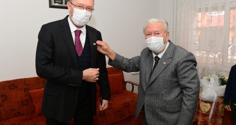 Rektör Erdal ilkokul öğretmenini unutmadı