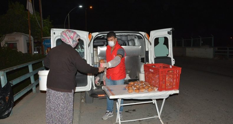 Tarım işçileri sabah saat 5’te “1 Ekmek 1 Çorba’ ile ısınıyor