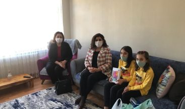 Karabük Valisinin Eşi Öğrencilere Tablet Hediye Ediyor