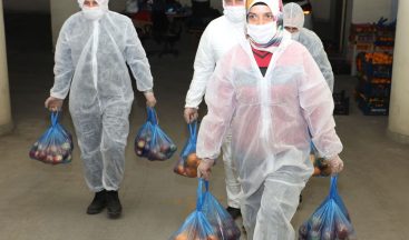 Afyonkarahisar’da karantinadaki ihtiyaç sahibi ailelere meyve dağıtımı sürüyor