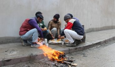 Ağrı’da belediye çalışanları soğuk havalara rağmen çalışmalarına devam ediyor