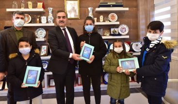 Ahlat Belediyesinden öğrencilere bilgisayar ve tablet desteği