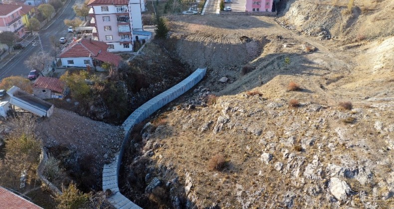 Akdağmadeni’nde alt yapı ve dere ıslahı çalışmaları sürüyor