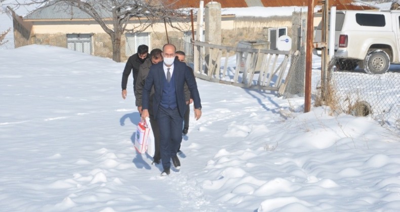 Başkan Büyüksu kapı kapı gezerek öğrencilere kitap hediye etti