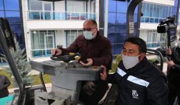 Başkan finişerin direksiyonuna geçti, asfalt döktü