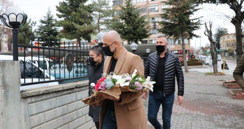 Bolu’da vatandaşlardan polise çiçekli destek