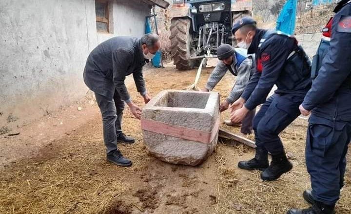 Çeşme oluğu olarak kullanılan vaftiz teknesi müzeye kazandırıldı