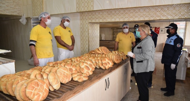 Ceyhan’da Fırın ve Market Çalışanlarına Maske Dağıtıldı