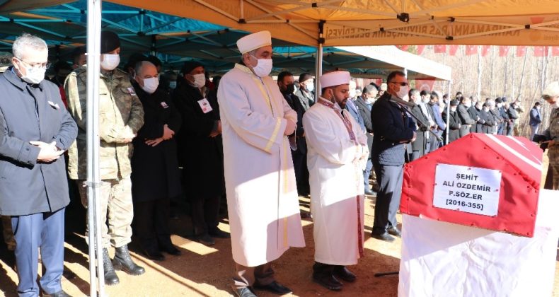 Çığ şehidinin cenaze namazını imam ağabeyi kıldırdı