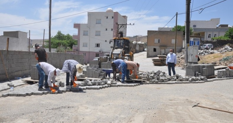 Cizre’de kilitli parke taşı döşeme çalışmaları devam ediyor