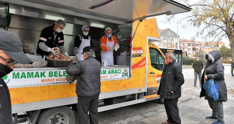 Çorba dağıtırken söylediği şarkılarla vatandaşın gözdesi oldu