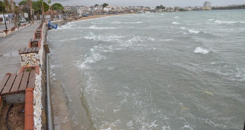 Didim’de şiddetli lodos çatı uçurdu, deniz kabardı