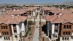 Elazığ’da 250 depremzede daha çekilen kura ile yeni konutlarına kavuştu