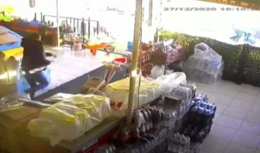 Elazığ’da deprem anı marketin güvenlik kamerasına yansıdı