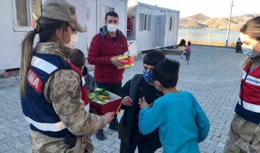 Elazığ’da depremzede çocuklara jandarmadan moral ziyareti