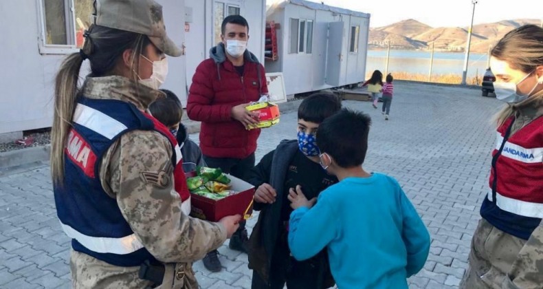 Elazığ’da depremzede çocuklara jandarmadan moral ziyareti