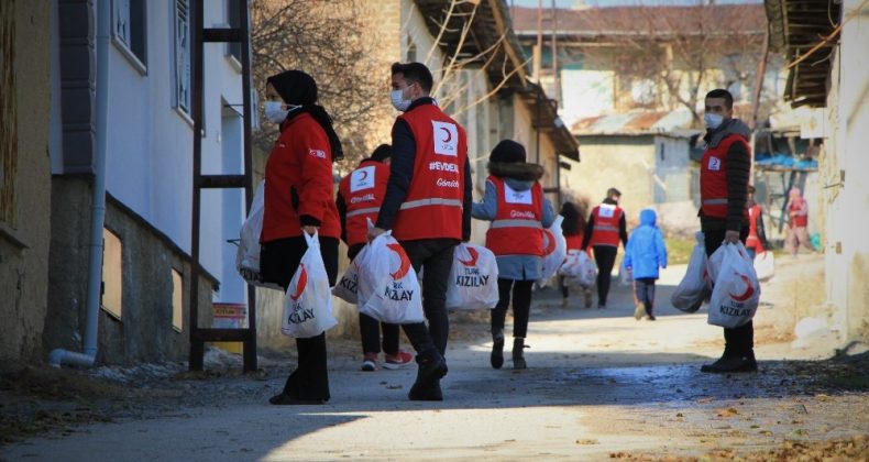 Elazığ’da gönüllüler dezavantajlı ailelere ekmek ulaştırdı