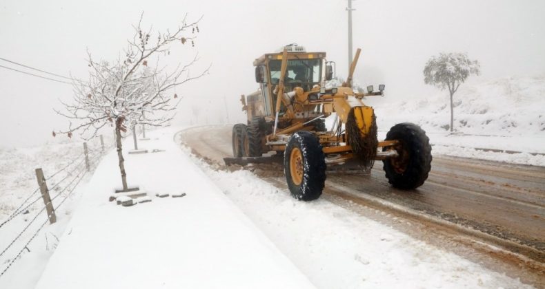 Elazığ’da kar 90 köy yolunu ulaşıma kapattı
