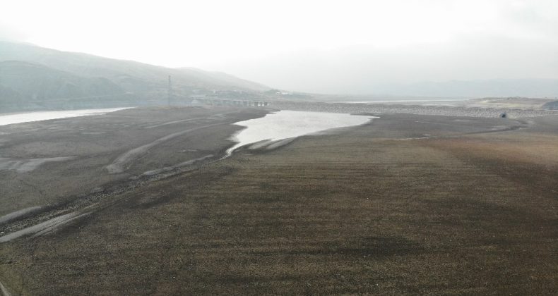 Elazığ’da sular çekildi, barajı besleyen koca nehir dereye döndü