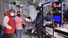 Ergani Belediyesinden Kuaförlere Maske ve Dezenfektan Desteği