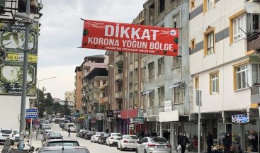 Hatay’da “Dikkat korona yoğun bölge” yazılı afişler asıldı