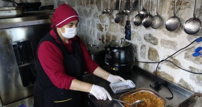 Hatay’da yöresel yemekler, paket servisle evlere ulaştırılıyor