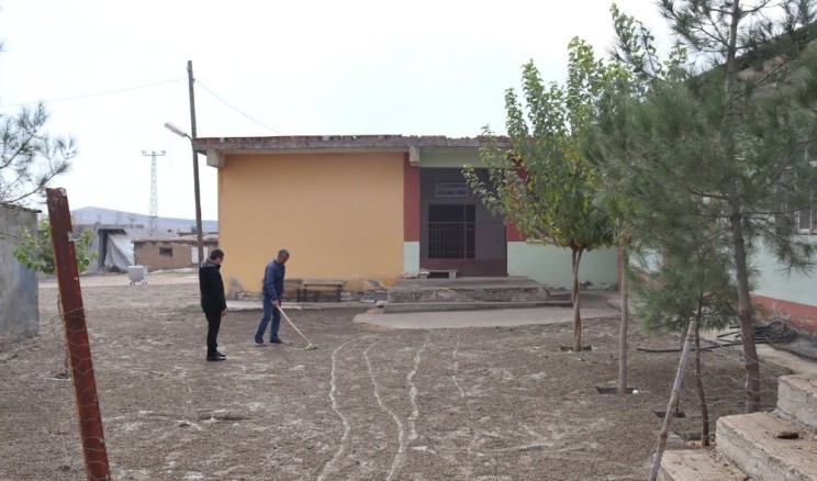 Hazro’da cami, taziye evi ve okul bahçeleri parke taşı ile döşendi