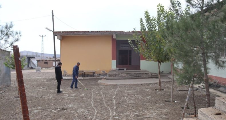 Hazro’da cami, taziye evi ve okul bahçeleri parke taşı ile döşendi