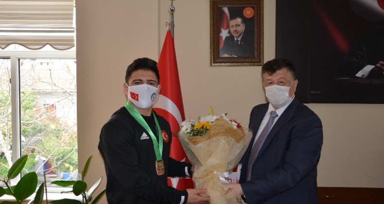 İl Müdürü Fillikçioğlu, milli güreşçi Cengiz’i ödüllendirdi