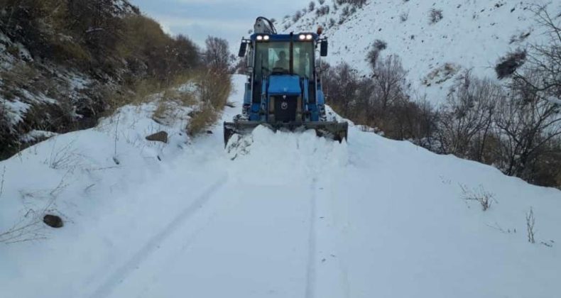 İran sınırında kar temizleme çalışması