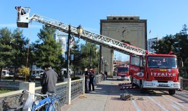 İtfaiyeden köprü üzerinde tatbikat