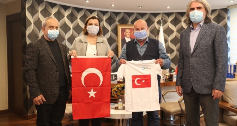 İzmit Belediyesi Güney Türkistan’a 2 bin adet Türk Bayrağı gönderdi