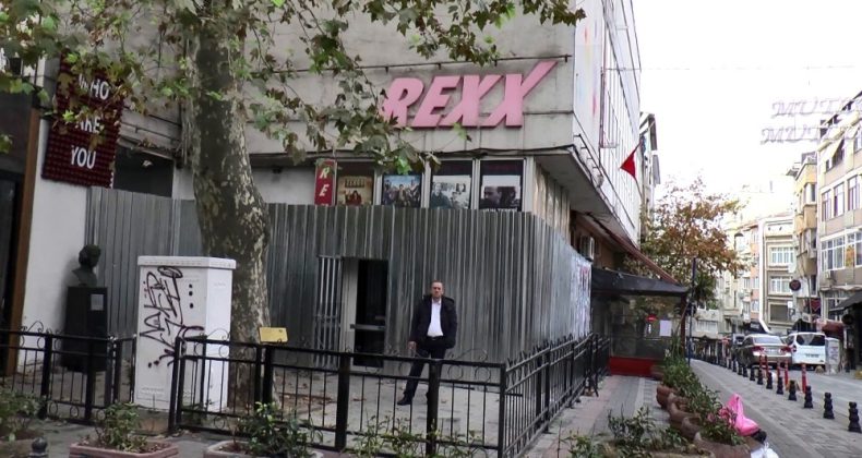 Kadıköy’ün simgelerinden Rexx Sinemasının yıkım süreci başladı