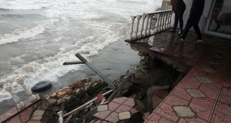 Karadeniz’de oluşan dalga, turizm tesisinin duvarını yıktı