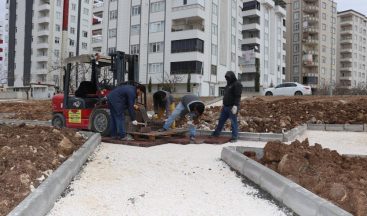 Karaköprü’de parklarda yeşillendirme çalışmaları