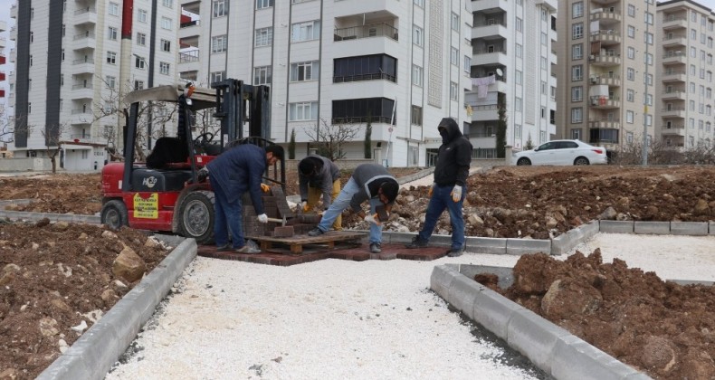 Karaköprü’de parklarda yeşillendirme çalışmaları